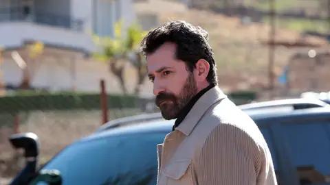De darlo por muerto a dar un giro radical a la serie: quién es Burç Kümbetlioğlu, el actor detrás de Boran Albora en En tierra lejana De darlo por muerto a dar un giro radical a la serie: quién es Burç Kümbetlioğlu, el actor detrás de Boran Albora en En tierra lejana