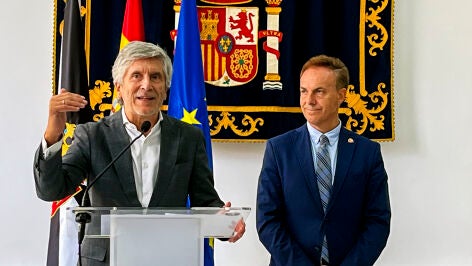 l ministro del Interior, Fernando Grande-Marlaska, hace una declaraci&oacute;n a la prensa acompa&ntilde;ado por el delegado del Gobierno en Ceuta, David de la Encina (d), en la sede de la Delegaci&oacute;n del Gobierno