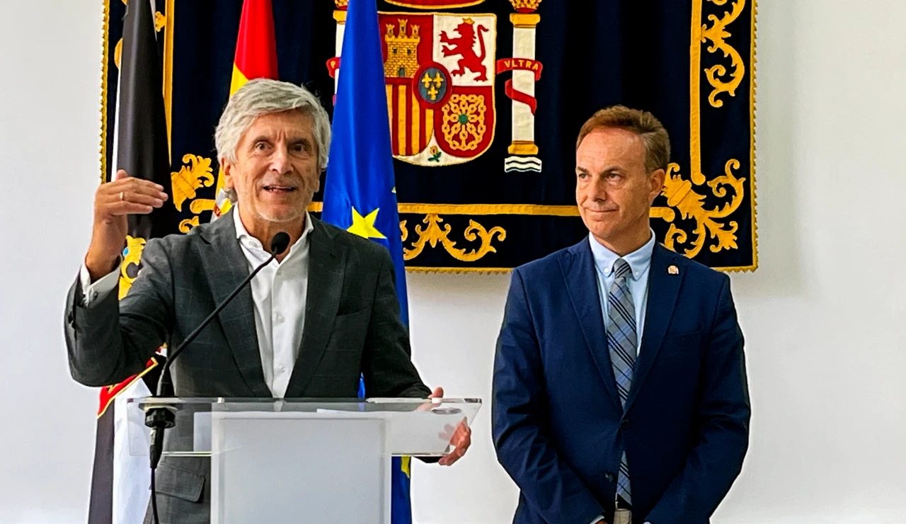l ministro del Interior, Fernando Grande-Marlaska, hace una declaración a la prensa acompañado por el delegado del Gobierno en Ceuta, David de la Encina (d), en la sede de la Delegación del Gobierno