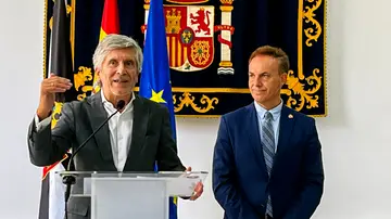 l ministro del Interior, Fernando Grande-Marlaska, hace una declaración a la prensa acompañado por el delegado del Gobierno en Ceuta, David de la Encina (d), en la sede de la Delegación del Gobierno l ministro del Interior, Fernando Grande-Marlaska, hace una declaración a la prensa acompañado por el delegado del Gobierno en Ceuta, David de la Encina (d), en la sede de la Delegación del Gobierno
