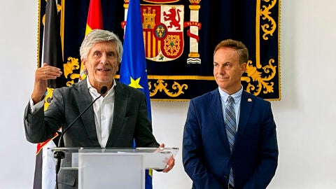 l ministro del Interior, Fernando Grande-Marlaska, hace una declaraci&oacute;n a la prensa acompa&ntilde;ado por el delegado del Gobierno en Ceuta, David de la Encina (d), en la sede de la Delegaci&oacute;n del Gobierno