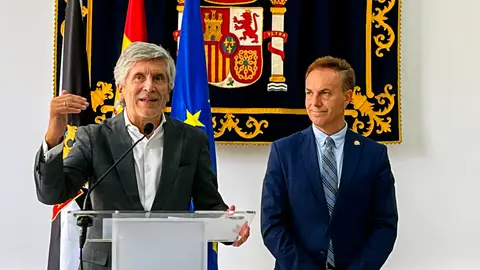 l ministro del Interior, Fernando Grande-Marlaska, hace una declaración a la prensa acompañado por el delegado del Gobierno en Ceuta, David de la Encina (d), en la sede de la Delegación del Gobierno l ministro del Interior, Fernando Grande-Marlaska, hace una declaración a la prensa acompañado por el delegado del Gobierno en Ceuta, David de la Encina (d), en la sede de la Delegación del Gobierno
