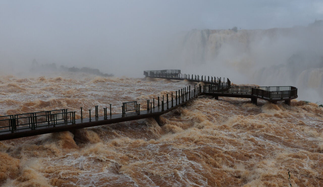 Las cataratas de Iguaz&uacute; alcanzan niveles hist&oacute;ricos, 10 veces m&aacute;s de lo normal