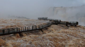 Las cataratas de Iguaz&uacute; alcanzan niveles hist&oacute;ricos, 10 veces m&aacute;s de lo normal