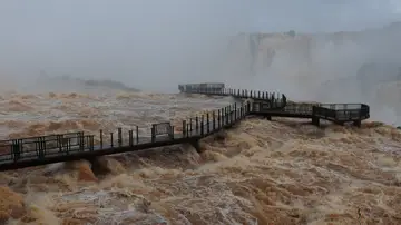 Las cataratas de Iguazú alcanzan niveles históricos, 10 veces más de lo normal Las cataratas de Iguazú alcanzan niveles históricos, 10 veces más de lo normal