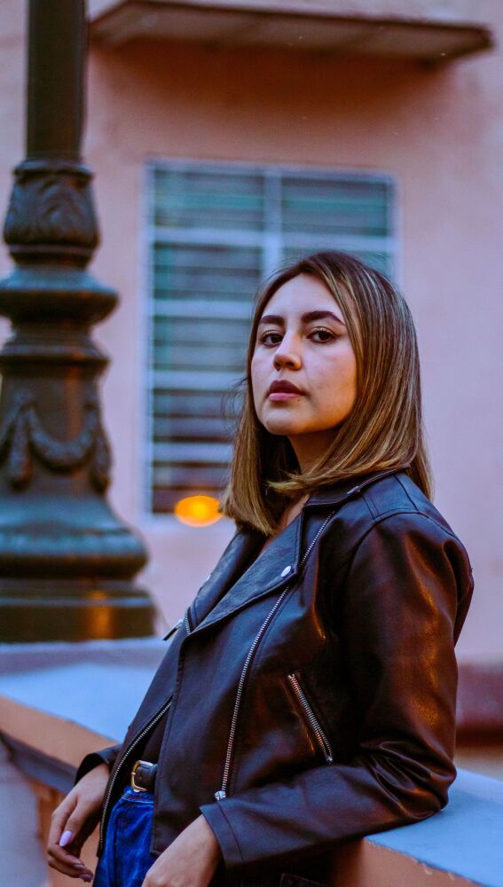 Mujer con cazadora efecto piel