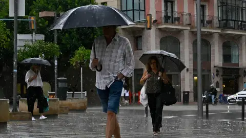 Personas protegiéndose de la lluvia Personas protegiéndose de la lluvia