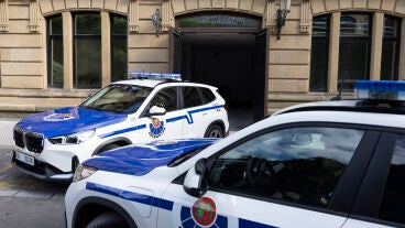 Dos coches policiales de la Ertzaintza
