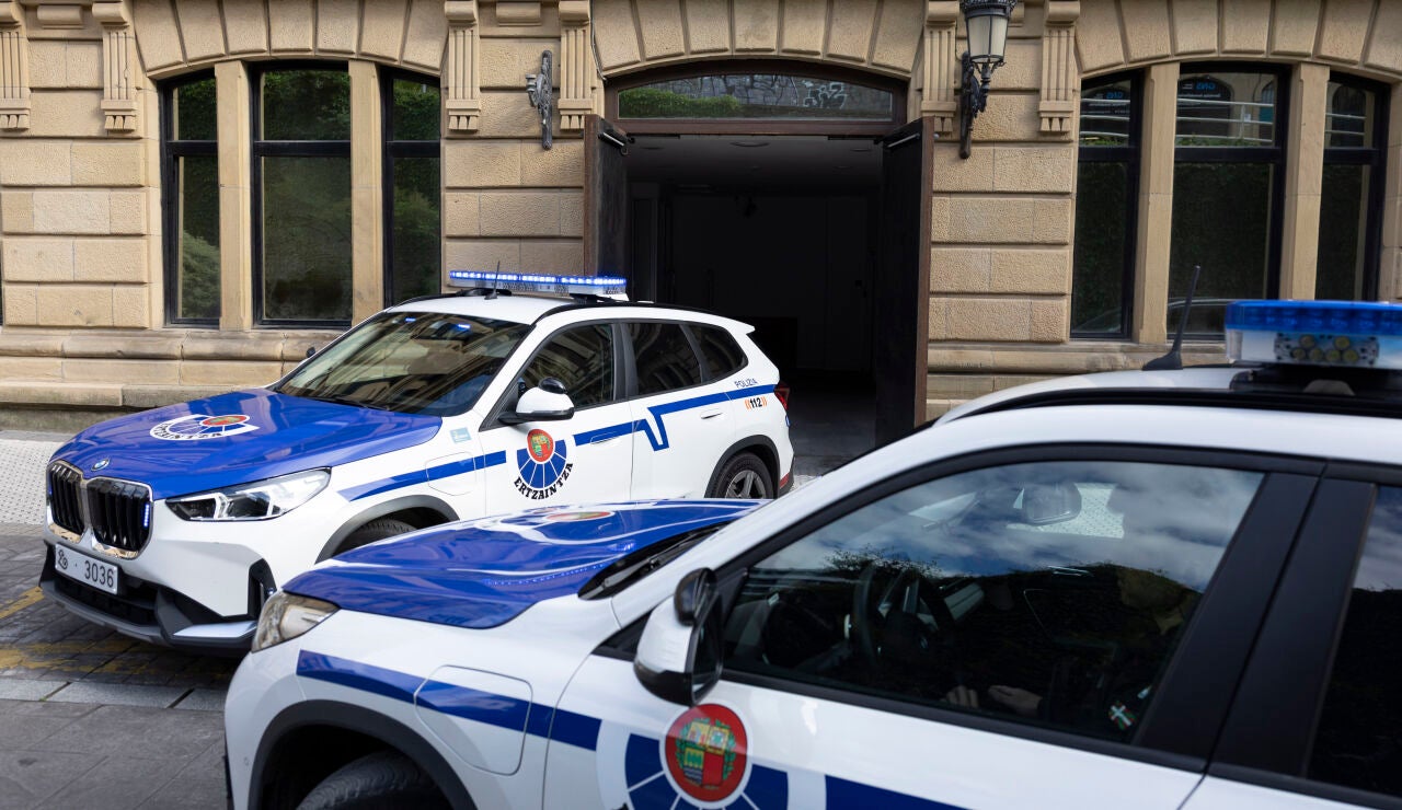 Dos coches policiales de la Ertzaintza