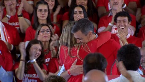 Pedro S&aacute;nchez besa a una emocionada Bego&ntilde;a G&oacute;mez: "Que lo escuchen alto y claro, &iexcl;te quiero'"