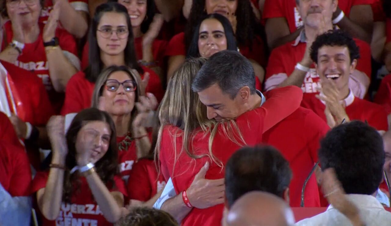 Pedro S&aacute;nchez besa a una emocionada Bego&ntilde;a G&oacute;mez: "Que lo escuchen alto y claro, &iexcl;te quiero'"