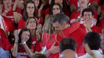 Pedro Sánchez besa a una emocionada Begoña Gómez: "Que lo escuchen alto y claro, ¡te quiero'" Pedro Sánchez besa a una emocionada Begoña Gómez: "Que lo escuchen alto y claro, ¡te quiero'"