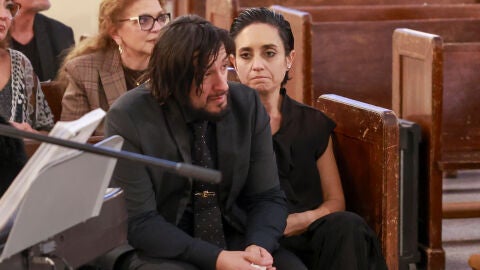 Rafael Amargo en el funeral de su padre junto a Luciana Bongianino