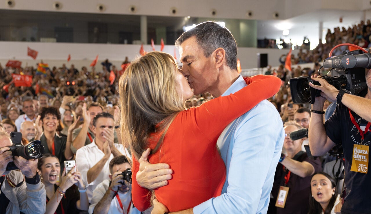 Beso entre Pedro S&aacute;nchez y Bego&ntilde;a.