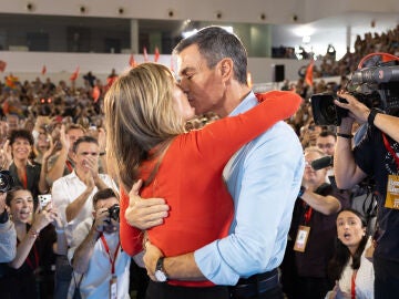 Beso entre Pedro S&aacute;nchez y Bego&ntilde;a.