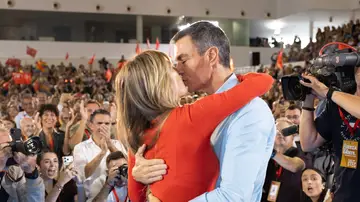 Beso entre Pedro Sánchez y Begoña. Beso entre Pedro Sánchez y Begoña.