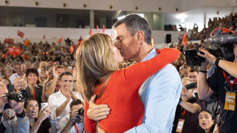 Beso entre Pedro S&aacute;nchez y Bego&ntilde;a.