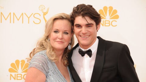 Dyna y RJ Mitte en los premios Emmy de 2014