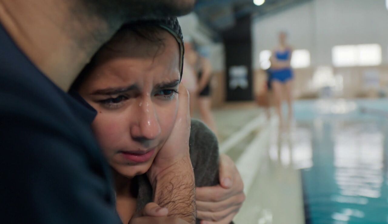 &iexcl;Menudo susto! Ilkin se bloquea en mitad de la competici&oacute;n de nataci&oacute;n y casi se ahoga