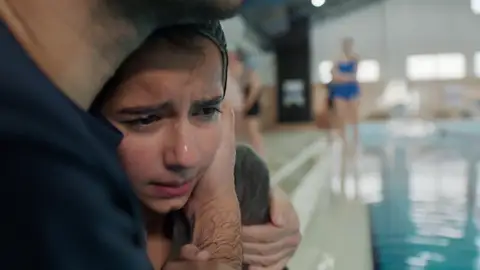 ¡Menudo susto! Ilkin se bloquea en mitad de la competición de natación y casi se ahoga ¡Menudo susto! Ilkin se bloquea en mitad de la competición de natación y casi se ahoga