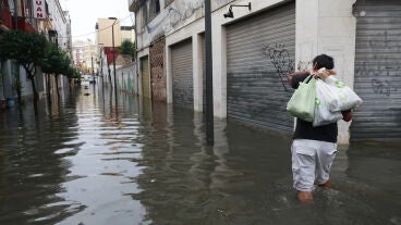 Algeciras se inunda tras una fuerte tromba de agua que deja calles, viviendas y coches afectados 