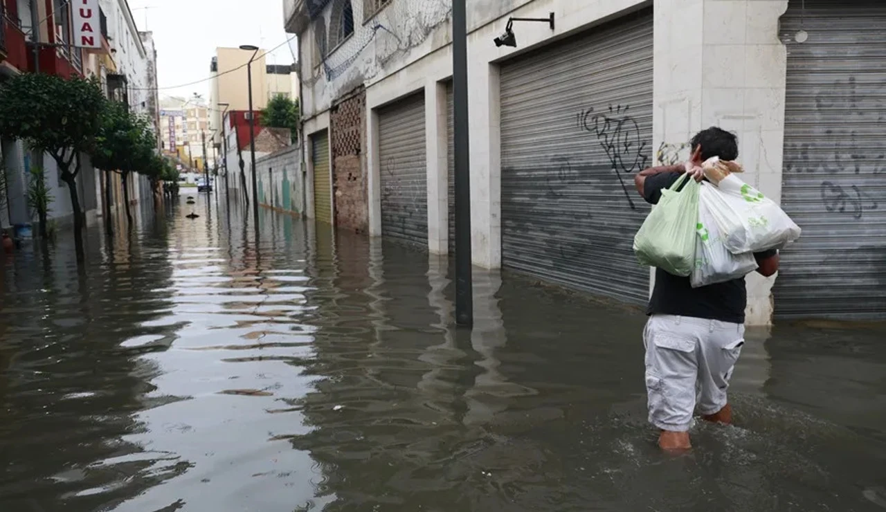 Algeciras se inunda tras una fuerte tromba de agua que deja calles, viviendas y coches afectados