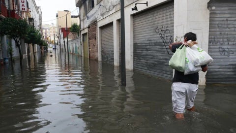 Algeciras se inunda tras una fuerte tromba de agua que deja calles, viviendas y coches afectados 