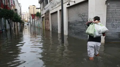 Algeciras se inunda tras una fuerte tromba de agua que deja calles, viviendas y coches afectados Algeciras se inunda tras una fuerte tromba de agua que deja calles, viviendas y coches afectados