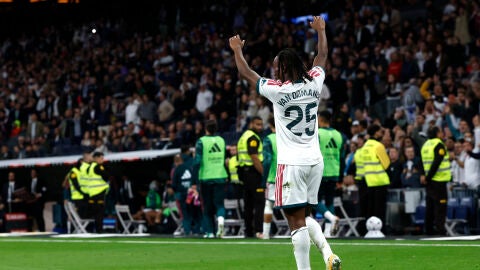Yan Diomand&eacute; celebra su gol ante el Sevilla