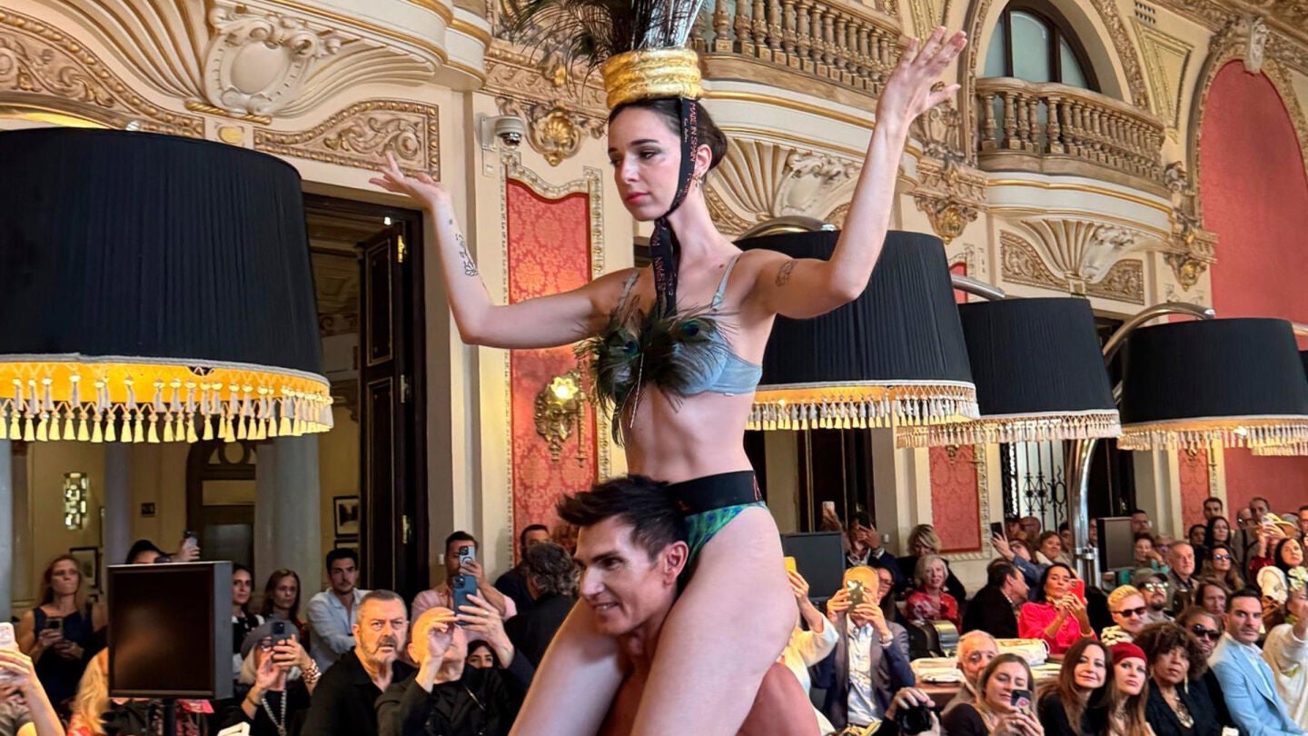 Palito Domingu&iacute;n desfilando para Francis Montesinos