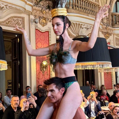 Palito Domingu&iacute;n desfilando para Francis Montesinos