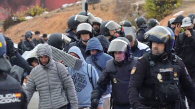 Arrestan a un migrante por amenazar a un militar con un cuchillo; otro usó un spray de pimienta en pleno desalojo