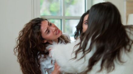 Azra agarra de los pelos a Ebru y la acusa de ser la amante de su marido: &ldquo;Te vas a enterar&rdquo;
