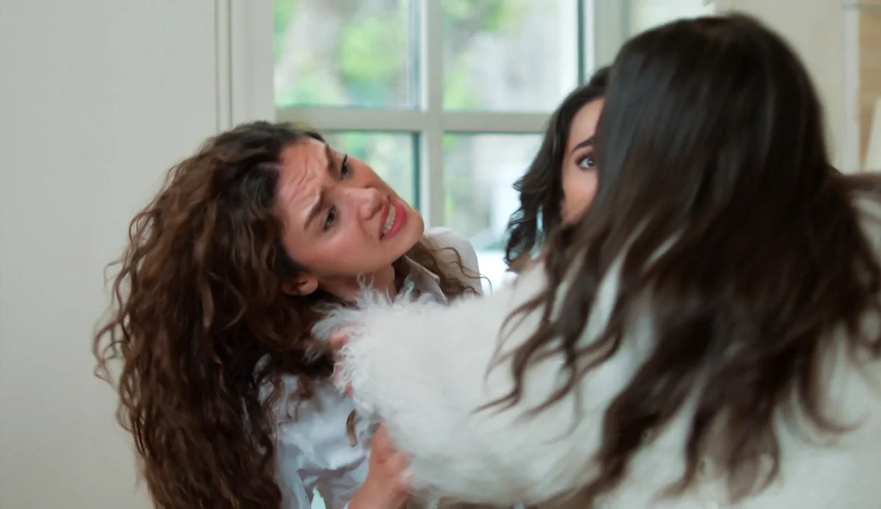 Azra agarra de los pelos a Ebru y la acusa de ser la amante de su marido: “Te vas a enterar”