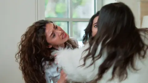 Azra agarra de los pelos a Ebru y la acusa de ser la amante de su marido: “Te vas a enterar” Azra agarra de los pelos a Ebru y la acusa de ser la amante de su marido: “Te vas a enterar”