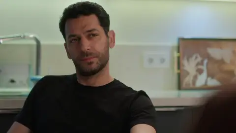 Serhat recuerda ante Zeynep cómo su padre abandonó a su familia: “Nunca volví a escuchar su voz” Serhat recuerda ante Zeynep cómo su padre abandonó a su familia: “Nunca volví a escuchar su voz”