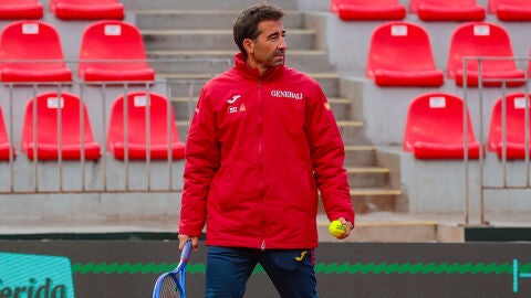 Marc L&oacute;pez en un entrenamiento de la Armada en la Copa Davis