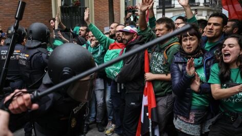 Profesores en huelga llevan sus reivindicaciones ante Ayuso con un 'escrache' que acaba con intervenci&oacute;n policial