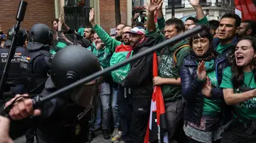 Profesores en huelga llevan sus reivindicaciones ante Ayuso con un 'escrache' que acaba con intervención policial Profesores en huelga llevan sus reivindicaciones ante Ayuso con un 'escrache' que acaba con intervención policial