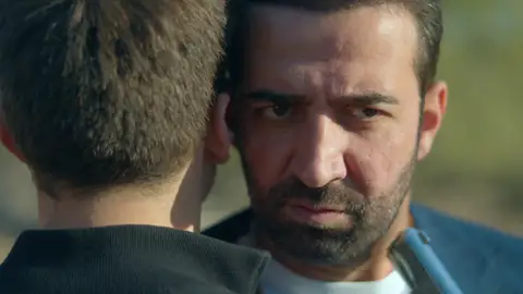 Kaya tiene a Demir a tiro, pero decide perdonarle la vida por Zerrin Kaya tiene a Demir a tiro, pero decide perdonarle la vida por Zerrin