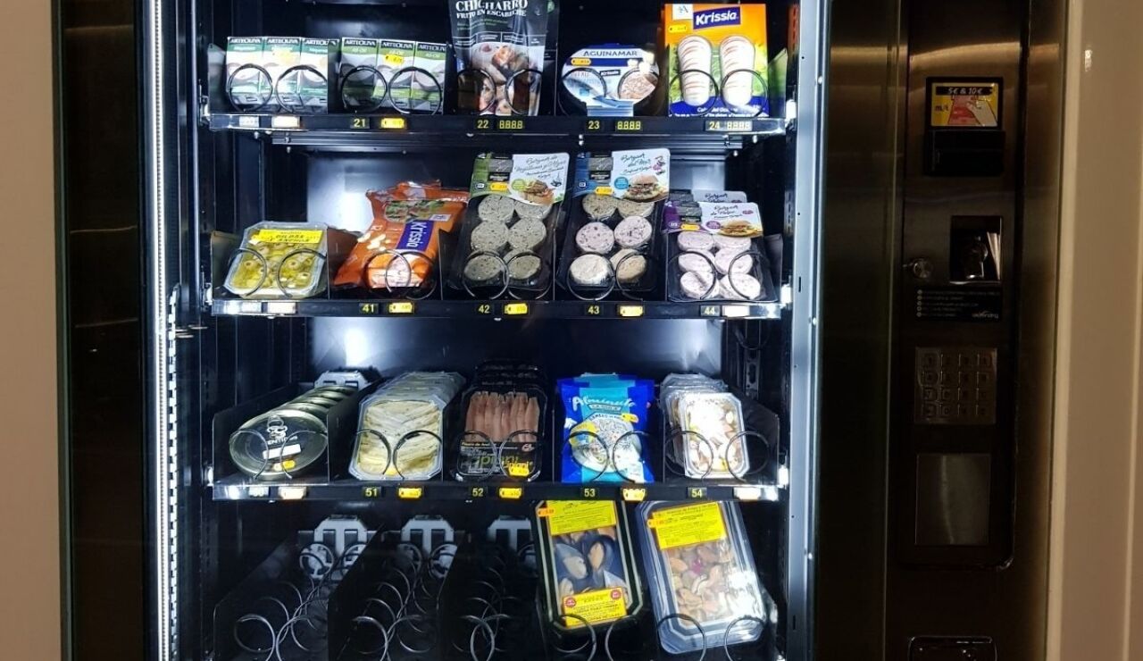 Imagen de una m&aacute;quina expendedora con marisco fresco