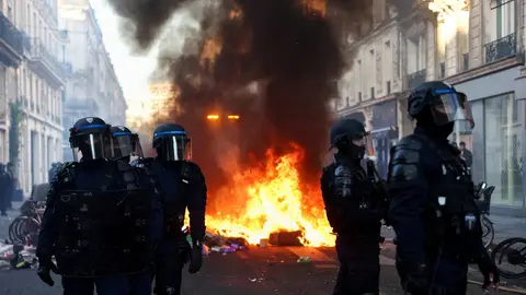 Francia recupera la calma con toques de queda y mano dura contra los saqueos Francia recupera la calma con toques de queda y mano dura contra los saqueos