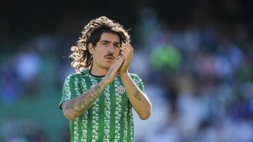 H&eacute;ctor Beller&iacute;n calentando con el Real Betis