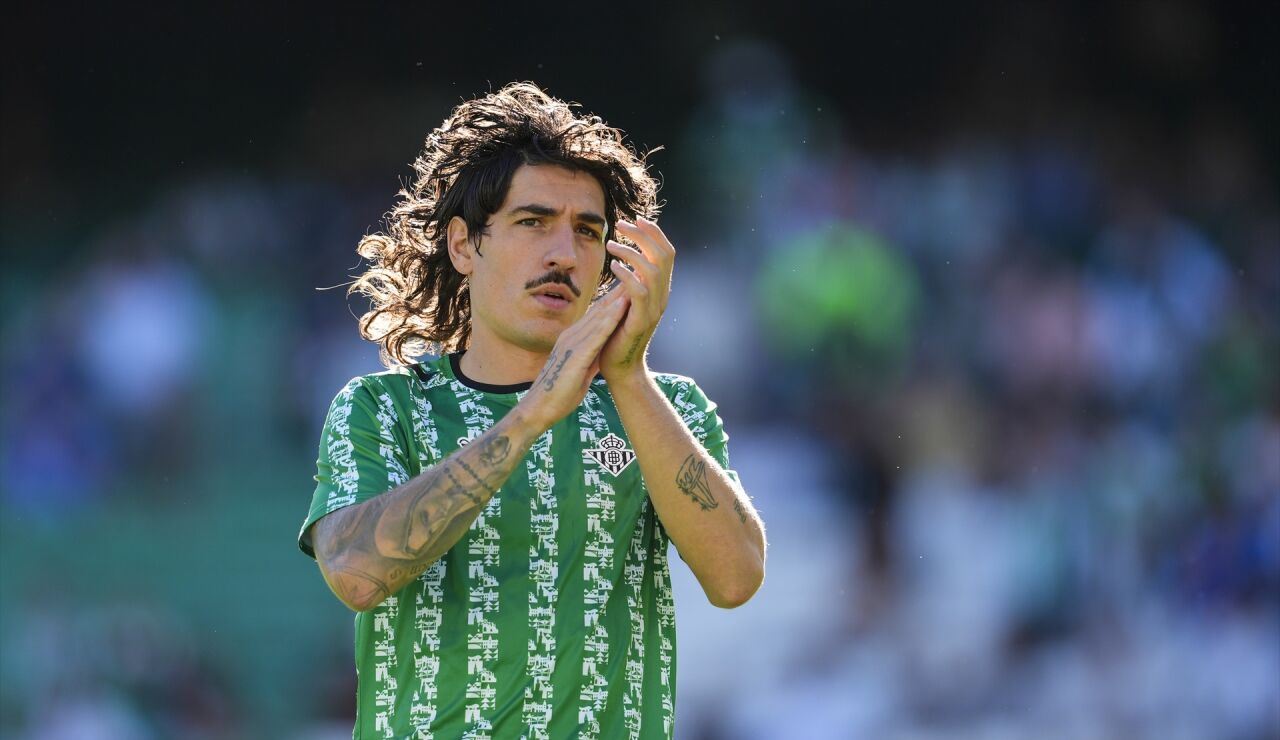 H&eacute;ctor Beller&iacute;n calentando con el Real Betis