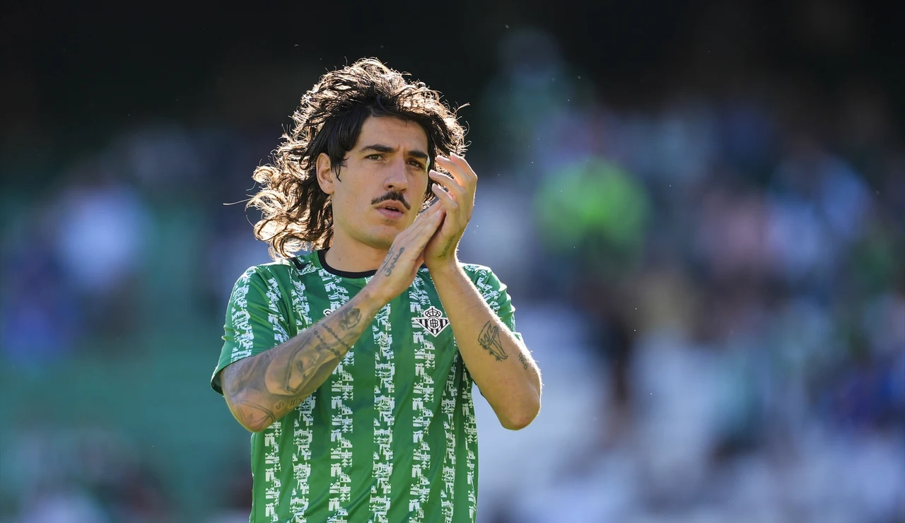 Héctor Bellerín calentando con el Real Betis