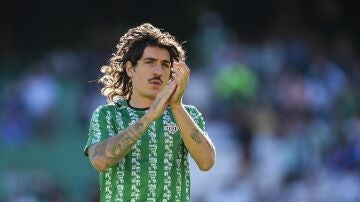 H&eacute;ctor Beller&iacute;n calentando con el Real Betis
