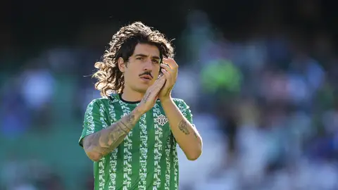 Héctor Bellerín calentando con el Real Betis Héctor Bellerín calentando con el Real Betis