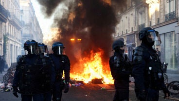 Francia recupera la calma con toques de queda y mano dura contra los saqueos 