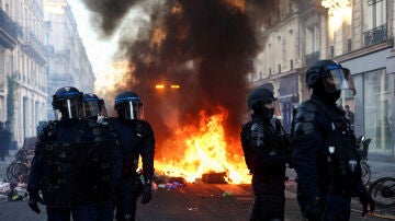 Francia recupera la calma con toques de queda y mano dura contra los saqueos 