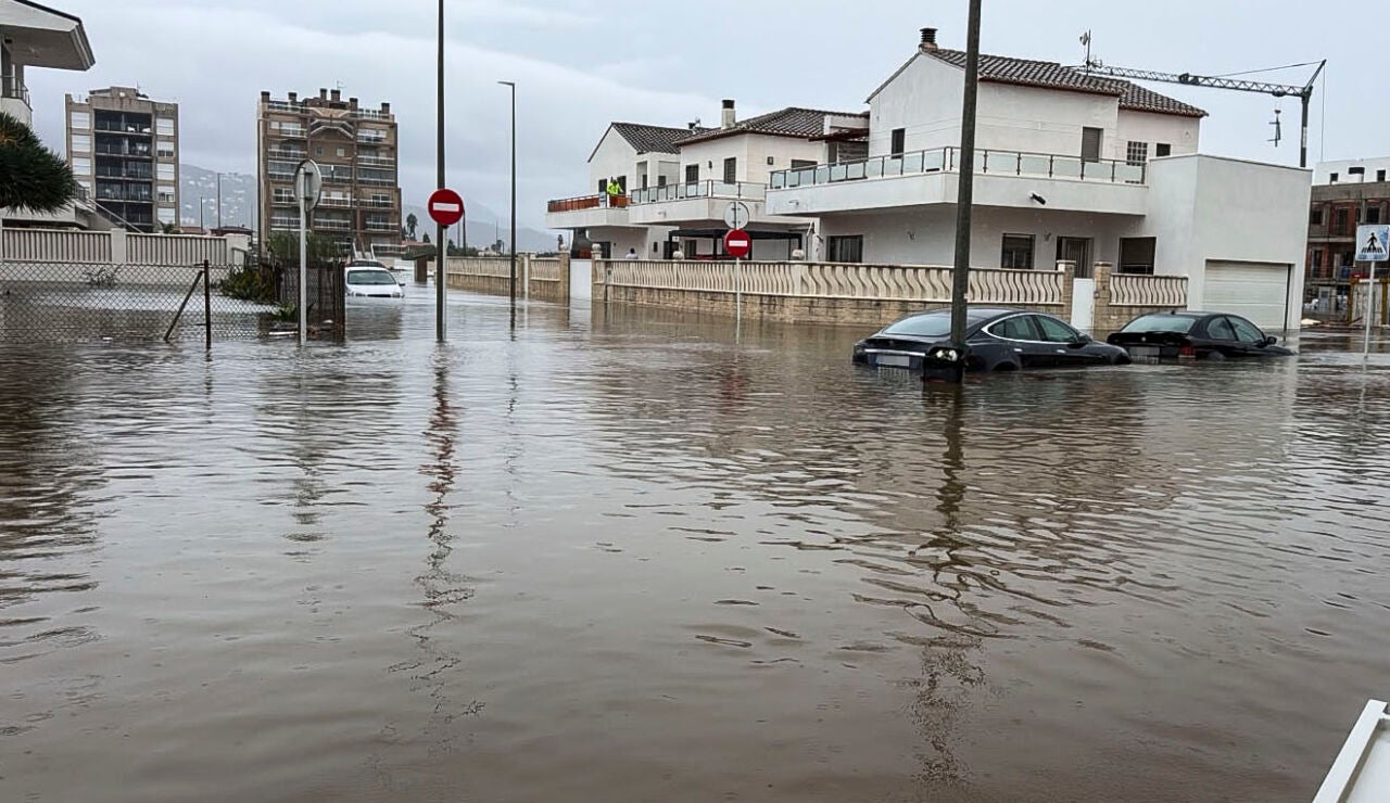 Inundaciones en la zona de la playa de Terranova en la localidad de Oliva este lunes